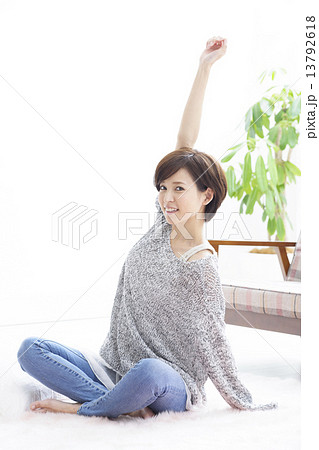 若い女性 若い女性 13792618