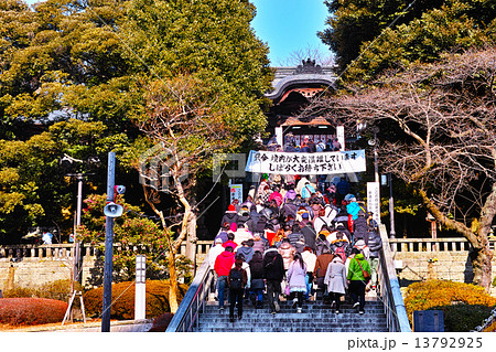 日本のお正月の初詣風景の写真素材