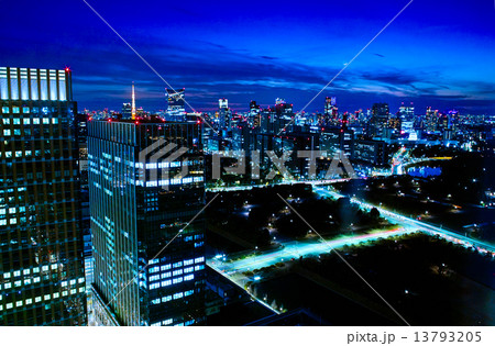 東京霞ヶ関と皇居外苑方向の夜景 13793205