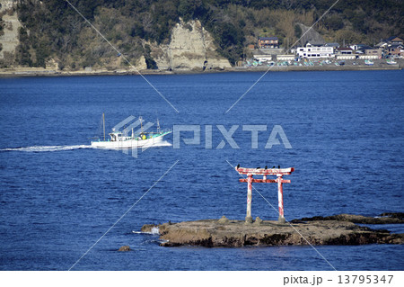 赤鳥居と漁船 13795347