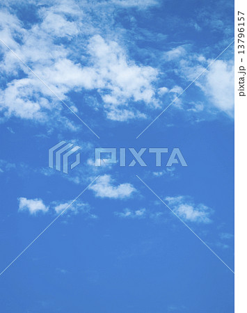 さわやかな空と雲 13796157