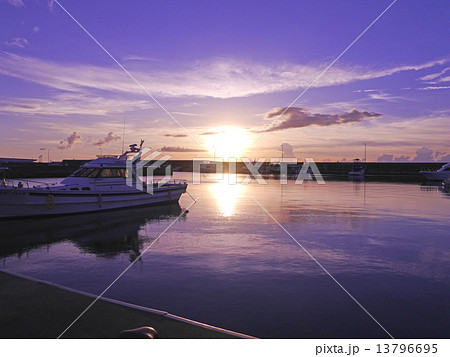 沖縄 三重城港の夕日 13796695