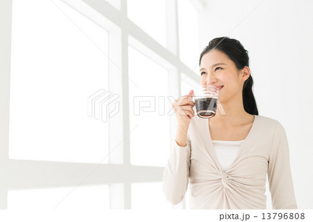 窓際の若い女性 13796808