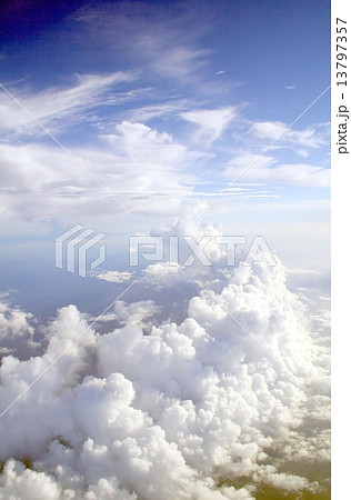 真夏の西太平洋上空に発生し発達中の雄大積雲 13797357