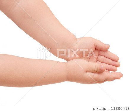Hands of small child 13800413