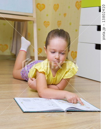 Little girl reading book Little girl reading book 13802410