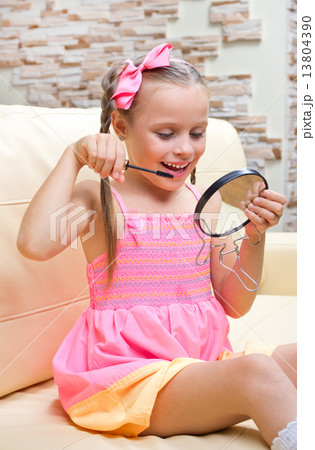 Little girl does makeup 13804390