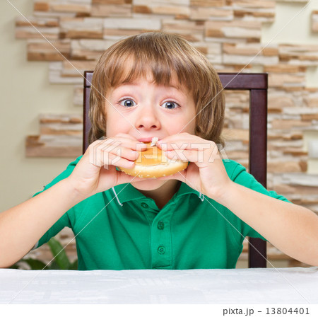 Little boy eat hamburger Little boy eat hamburger 13804401