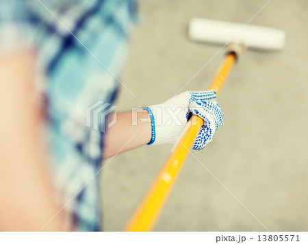 man colouring the wall with roller man colouring the wall with roller 13805571