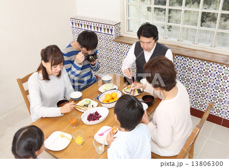 三世代家族の食事 13806300