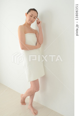 バスタオルを巻いた女性 13806351