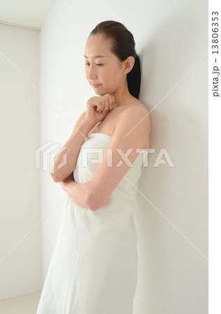 バスタオルを巻いた女性 13806353
