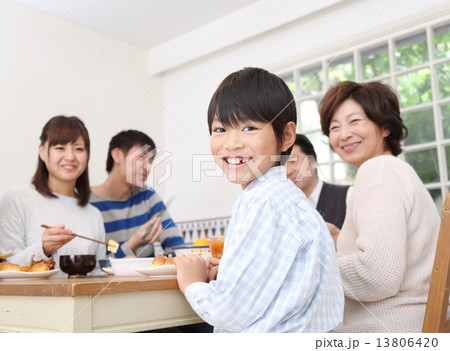 大家族の食事 13806420