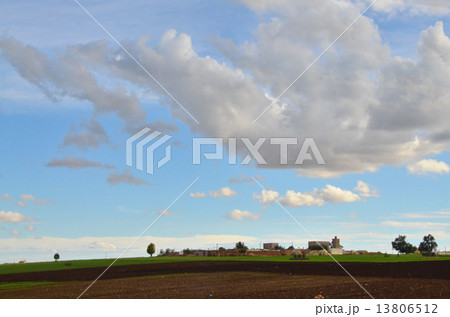 マラケシュ近郊の大平原の真ん中の村 マラケシュ近郊の大平原の真ん中の村 13806512