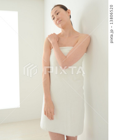 バスタオルを巻いた女性 13806520