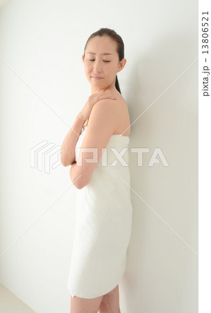 バスタオルを巻いた女性 バスタオルを巻いた女性 13806521