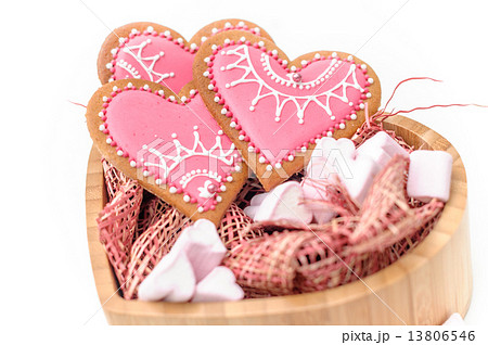 isolated gingerbread valentine cookie heart isolated gingerbread valentine cookie heart 13806546