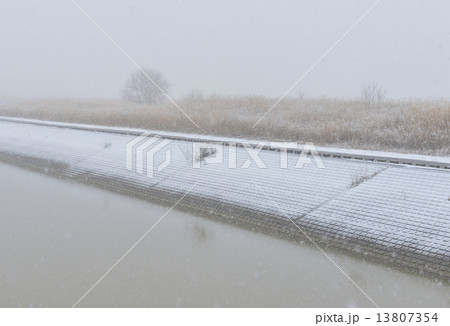 雪の水路 13807354