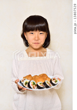 お寿司を差し出す女の子 お寿司を差し出す女の子 13807529