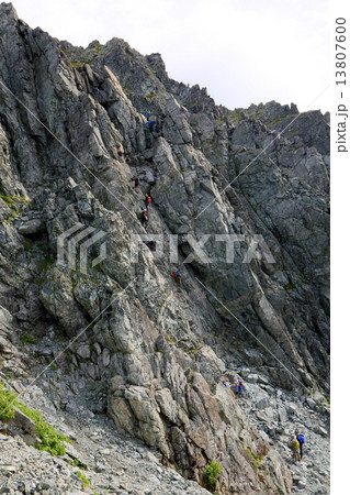 剱岳・カニの縦這いを登る登山者 13807600