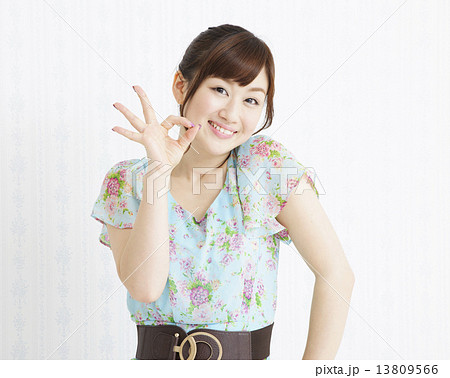 若い女性 若い女性 13809566