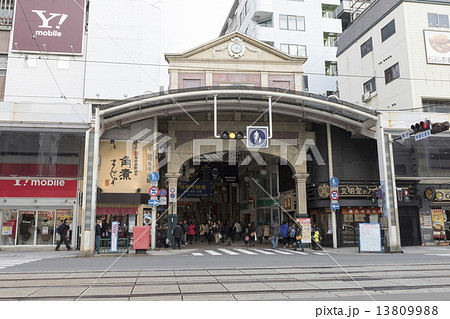 浜の町の商店街 13809988