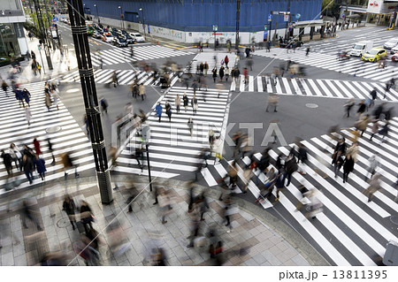 銀座数寄屋橋スクランブル交差点  スローシャッター 13811395