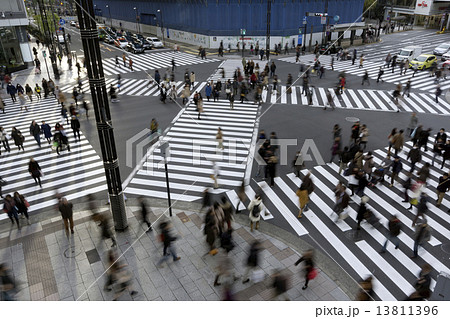銀座数寄屋橋スクランブル交差点 スローシャッター 銀座数寄屋橋スクランブル交差点 スローシャッター 13811396