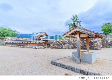 初夏の松代城跡の復元された北不明門 13811442