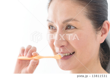 ナチュラルメイクの50代女性　歯磨き 13811531