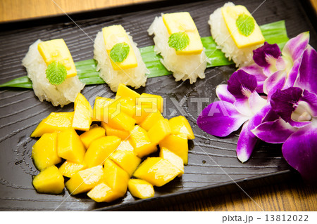 Sushi mango and sticky rice 13812022