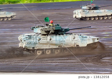 悪路を疾走する89式装甲戦闘車 13812058
