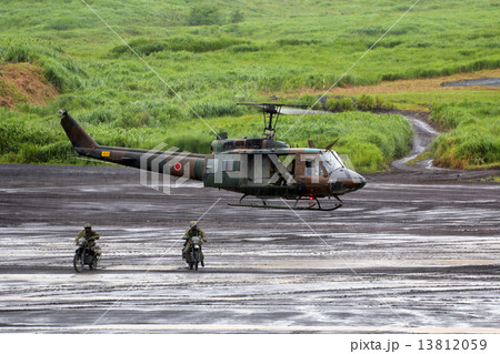 UH-1から降り立つ偵察用オートバイ 13812059