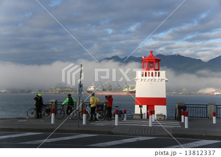 灯台とグラウスマウンテンーLighthouse & Grouse mountain 13812337