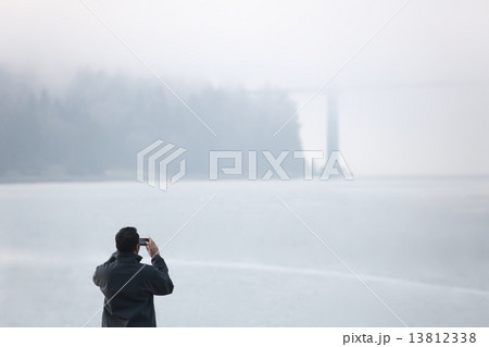 霧の中の人とライオンズゲートブリッジーPeople & Lions Gate Bridge with Fog 13812338