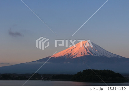 朝焼けに染まる美しい霊峰富士 朝焼けに染まる美しい霊峰富士 13814150