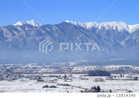 冬の安曇野・雪景色の北アルプス山麓 冬の安曇野・雪景色の北アルプス山麓 13814340