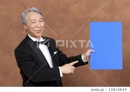 メッセージボードを持つ中高年男性 13814644