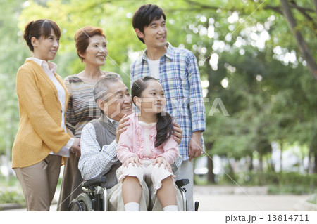 車いすに座る祖父と笑顔の3世代家族 13814711