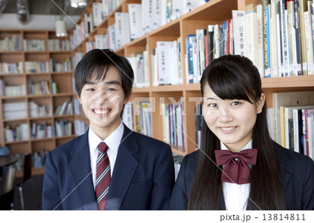 笑顔の学生2人 13814811