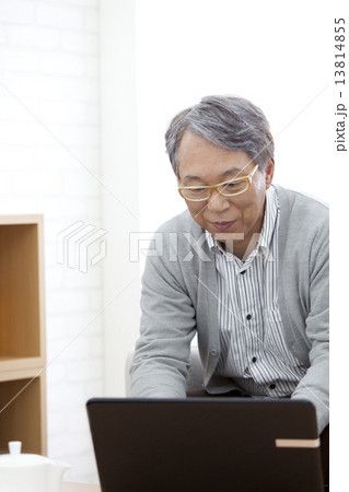 ノートパソコンを操作している中高年男性 13814855