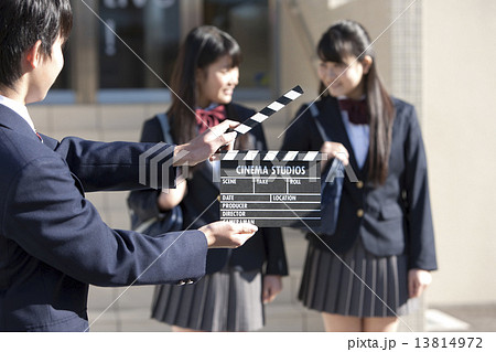カチンコを構える学生 13814972