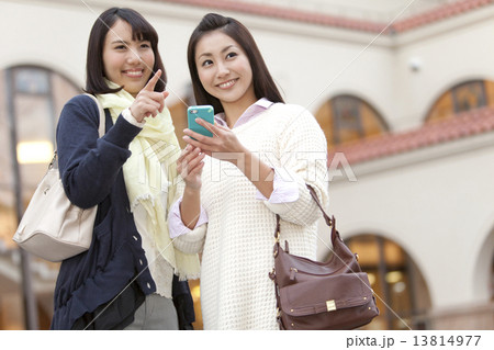 笑顔の女性2人 13814977