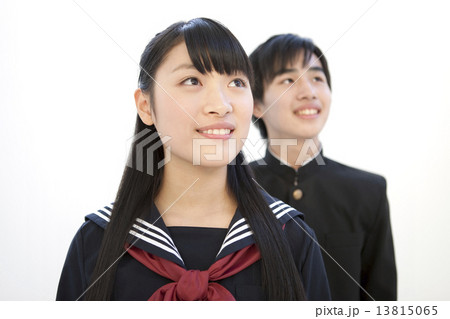 見上げている学生2人 見上げている学生2人 13815065
