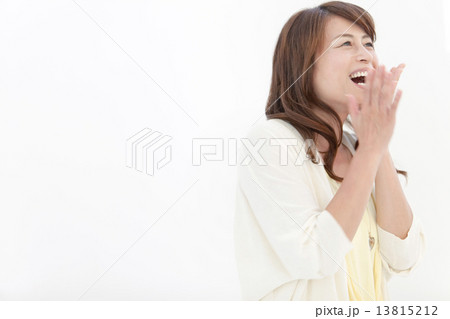驚く中高年女性 13815212