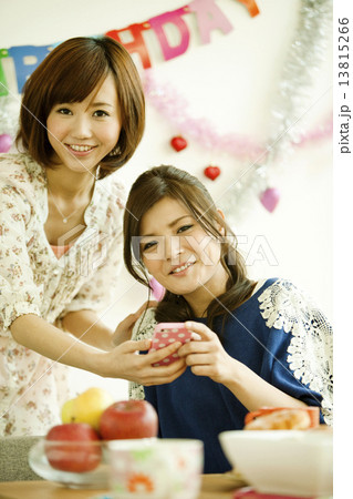 パーティーをする若い女性2人 13815266