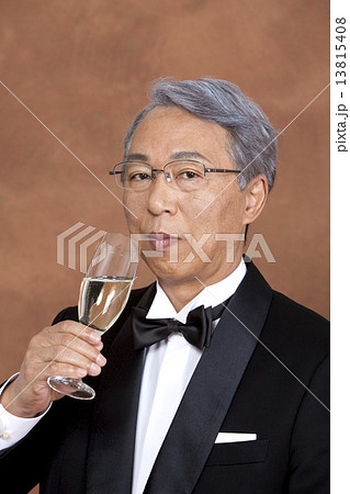 シャンパンを飲む中高年男性 シャンパンを飲む中高年男性 13815408