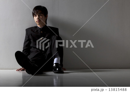 座っている男子中高生 座っている男子中高生 13815488