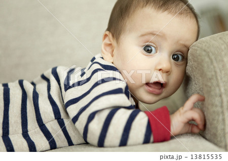 驚いた表情の赤ちゃん 13815535
