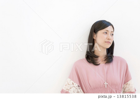 遠くを眺める中高年女性 遠くを眺める中高年女性 13815538